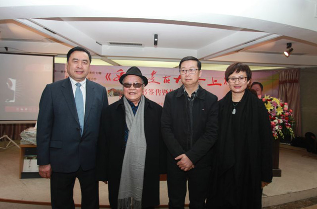 16-趙振元和四川人民出版社社長(zhǎng)黃立新、中外散文詩學(xué)會(huì)主席、著名作家海夢(mèng)親切合影.jpg