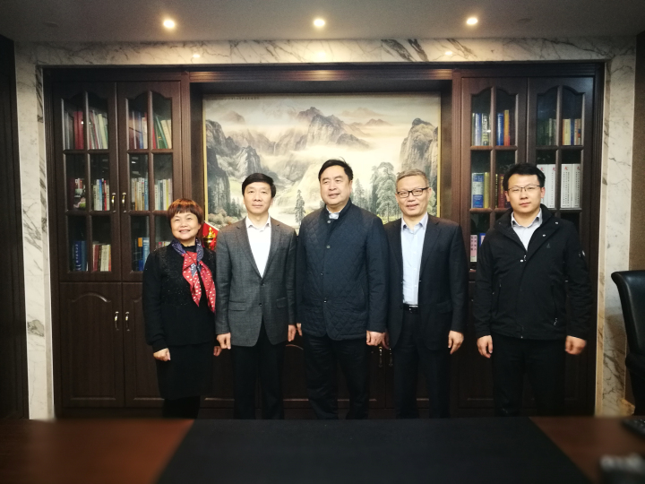 2-趙振元同志與無錫產(chǎn)業(yè)集團黨委副書記、工會主席劉濤、太極實業(yè)黨委書記褚兵、太極實業(yè)黨委副書記、工會主席陳月芳、太極實業(yè)董事會秘書丁奎一行親切合影.jpg