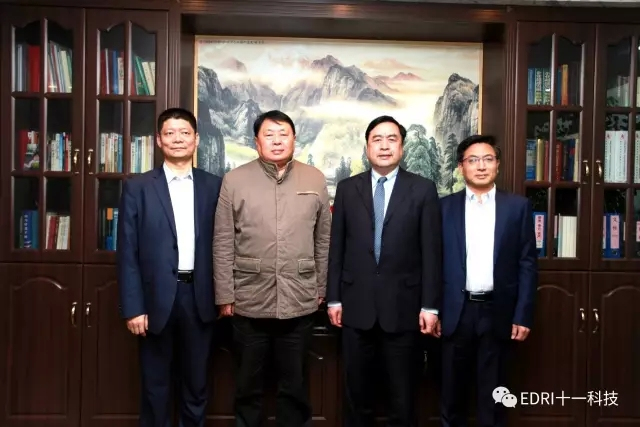 9-趙振元與叢亞?wèn)|、王鵬程、劉成江在辦公室親切合影.webp.jpg