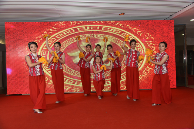 4-華東分院舞蹈團(tuán)開(kāi)場(chǎng)舞《福門(mén)開(kāi) 好運(yùn)來(lái)》.jpg