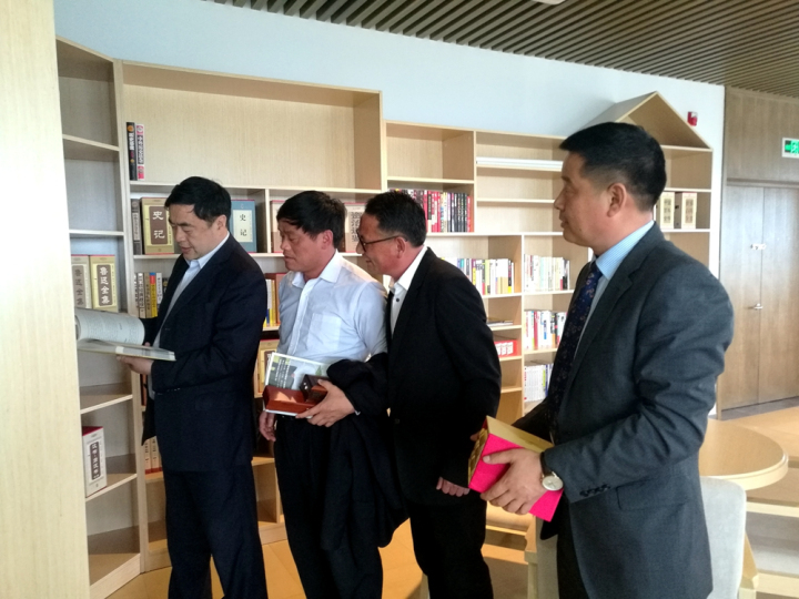 6-趙振元董事長(zhǎng)參觀睿基員工文化中心.jpg