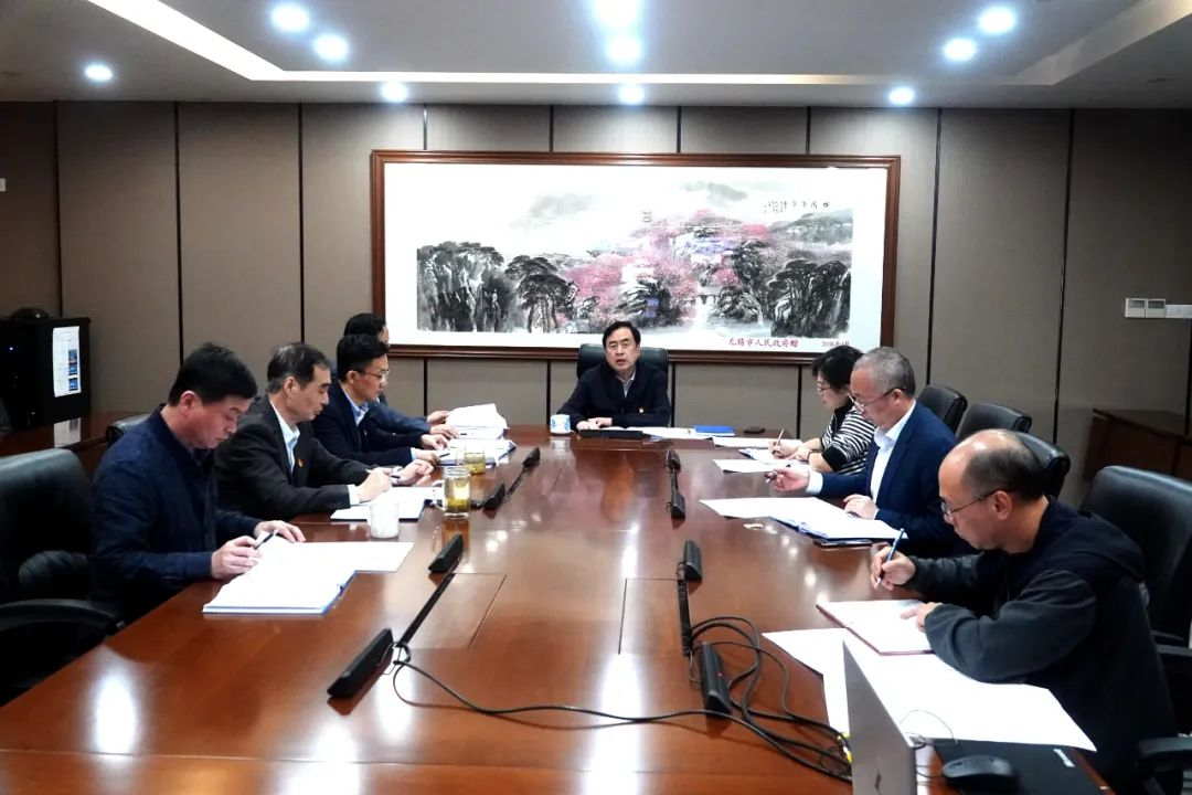 趙振元在黨委中心組學(xué)習(xí)二十大報(bào)告會(huì)上提出三個(gè)工作要點(diǎn)：第一堅(jiān)持十年來的正確路線；第二開啟新的一百年征程；第三堅(jiān)持電子和新能源領(lǐng)域外開辟更多新的賽道_副本.png